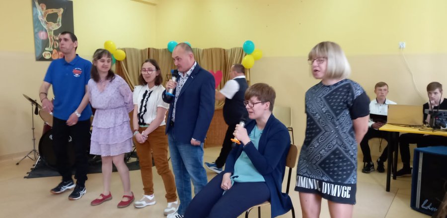 Występy podczas spotkania z Fundacją im. Brata Alberta w Samorządowym Zespole Szkolno – Przedszkolnym nr 2 w Chełmku.