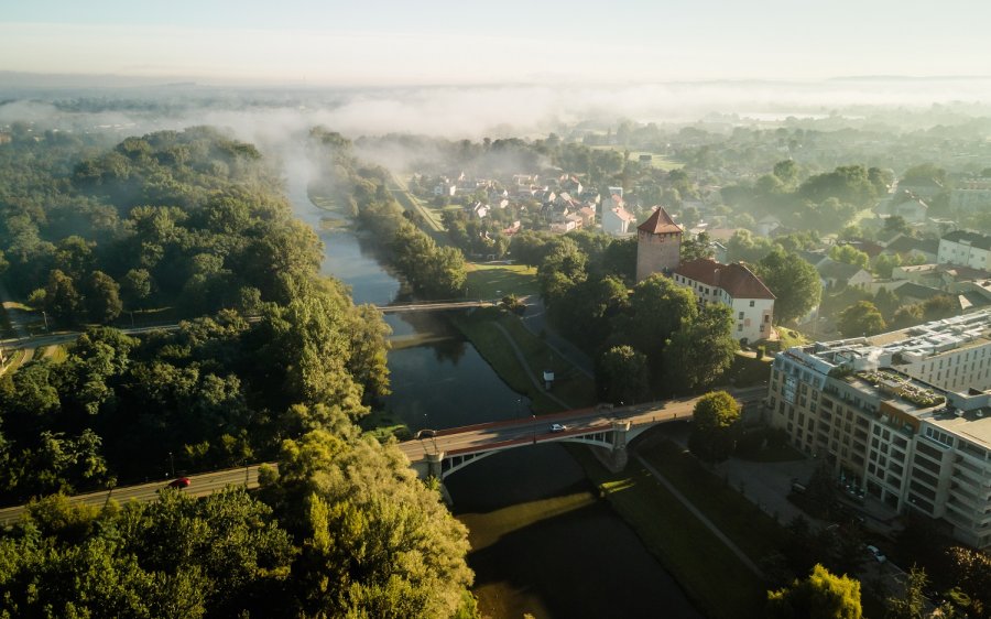 Widok przedstawiający miasto Oświęcim z lotu ptaka.