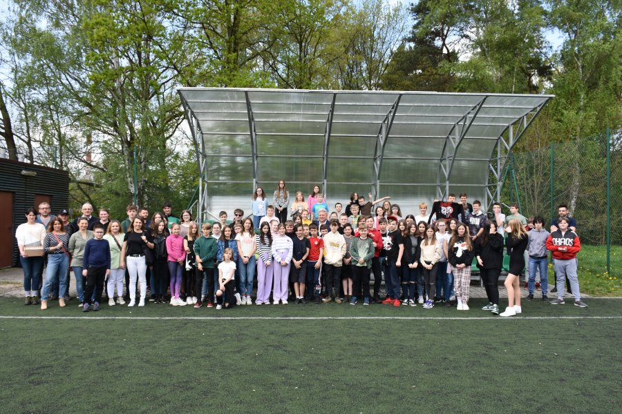 Zdjęcie przedstawiające uczestników na zakończnie akcji Posprzątaj z nami Małopolskę.