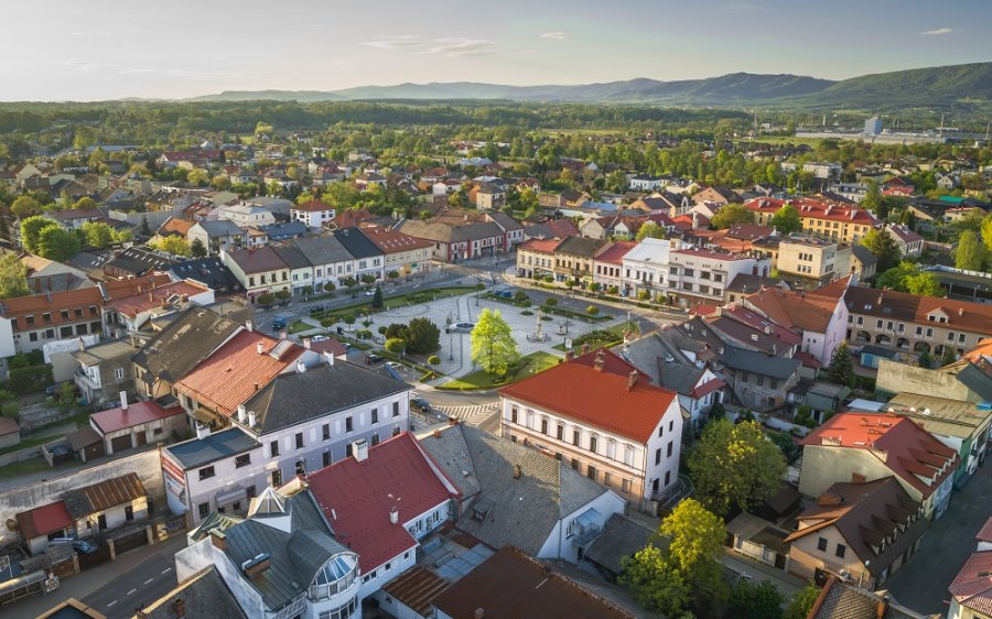 Widok przedstawiający rynek w Kętach z lotu ptaka.