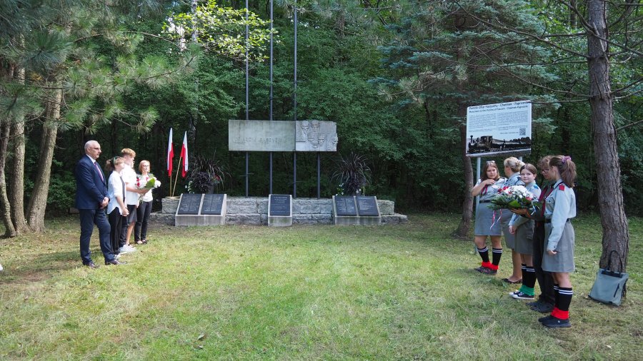 Złożenie kwiatów pod pomnikiem Ofiar Faszyzmu w Chełmku.