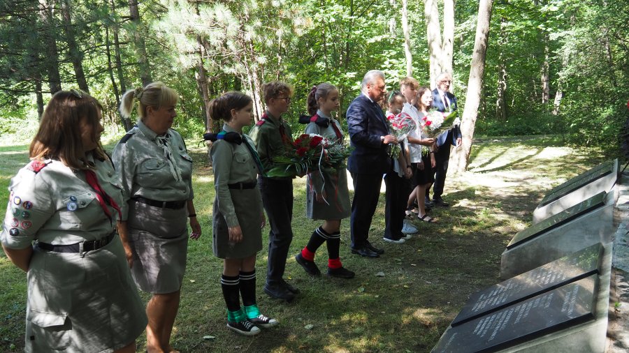 Burmistrz Chełmka Andrzej Saternus wraz z Dyrektorem Samorządowego Zespołu Szkolno-Przedszkolnego nr 2 Panem Markiem Idzikiem oraz harcerzami i uczniami z Chełmka składają kwiaty pod pomnikiem Ofiar Faszyzmu w Chełmku.