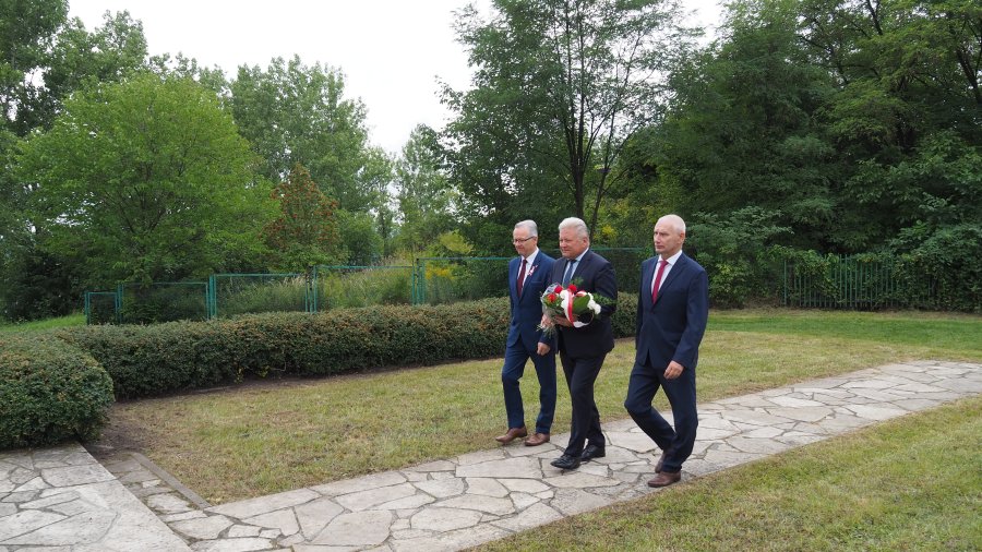 Obchody Dnia Solidarności i Wolności w Chełmku. Złożenie kwiatów pod Pomnikiem Grunwaldzkim.