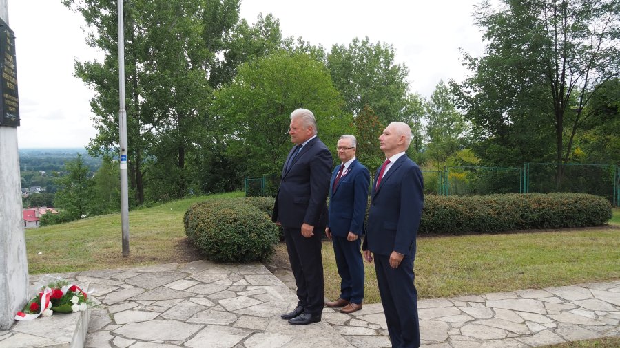 Obchody Dnia Solidarności i Wolności w Chełmku. Złożenie kwiatów pod Pomnikiem Grunwaldzkim.