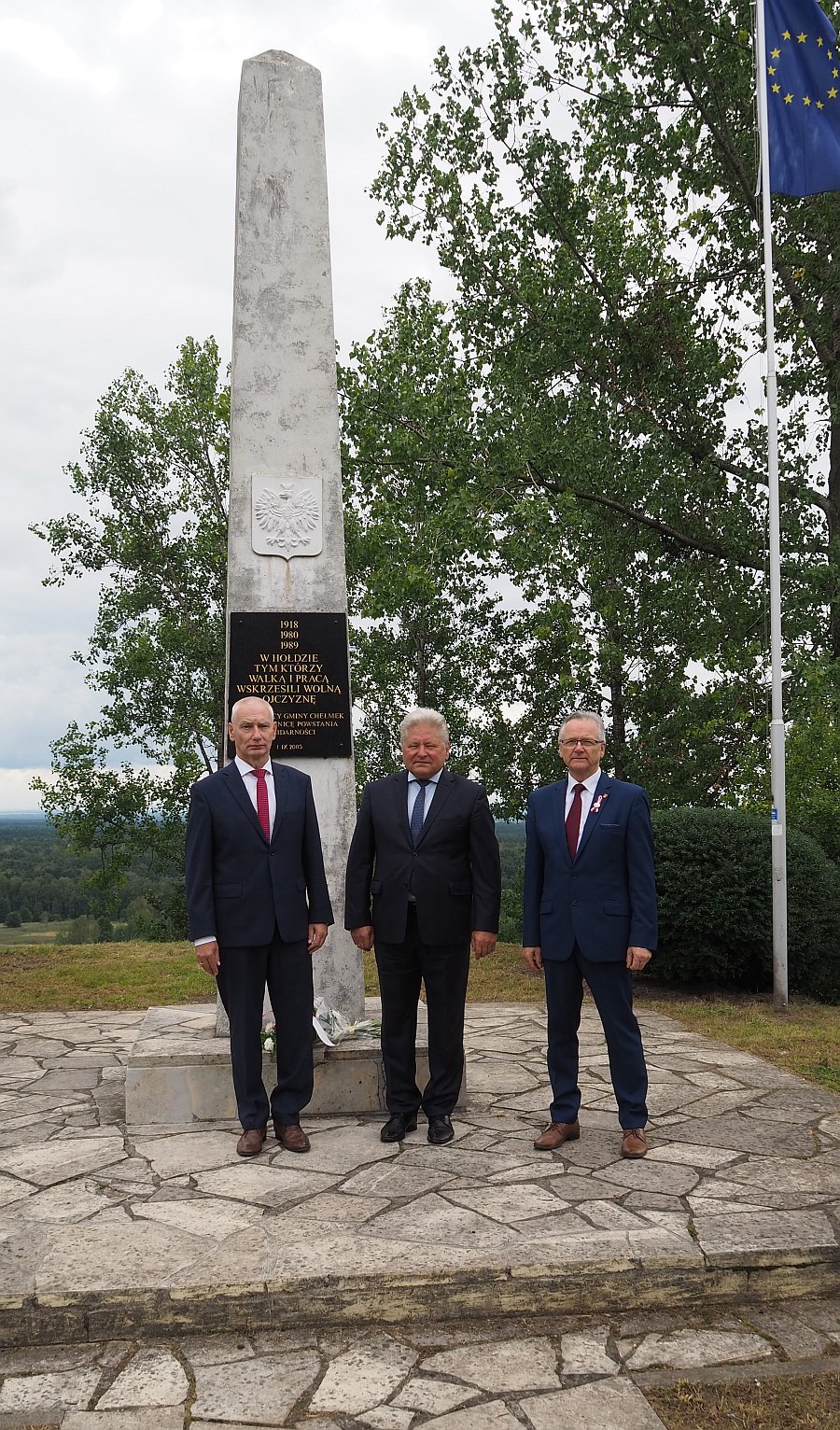 Obchody Dnia Solidarności i Wolności w Chełmku. Złożenie kwiatów pod Pomnikiem Grunwaldzkim.