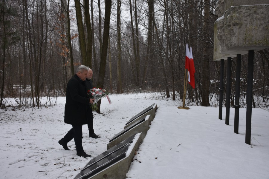Złożenie kwiatów pod pomnikiem „Ofiar Faszyzmu” w Chełmku przez Burmistrza Chełmka Pana Andrzeja Saternusa i Dyrektora MOKSiR w Chełmku Pana Waldemara Rudyka.