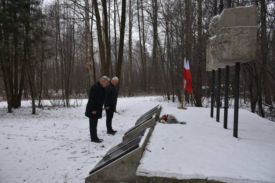 Złożenie kwiatów pod pomnikiem „Ofiar Faszyzmu” w Chełmku przez Burmistrza Chełmka Pana Andrzeja Saternusa i Dyrektora MOKSiR w Chełmku Pana Waldemara Rudyka.