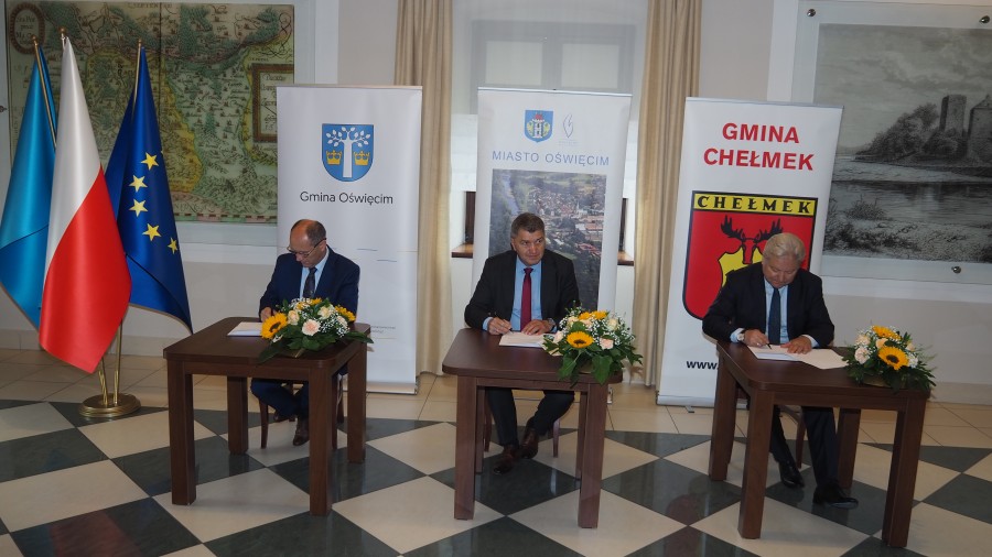 Podpisanie porozumienia w sprawie opracowania i wdrożenia Strategii dla Aglomeracji Oświęcimskiej przez Janusza Chwieruta – Prezydenta Miasta Oświęcim, Andrzeja Saternusa – Burmistrza Chełmka oraz Mirosława Smolarka – Wójta Gminy Oświęcim.