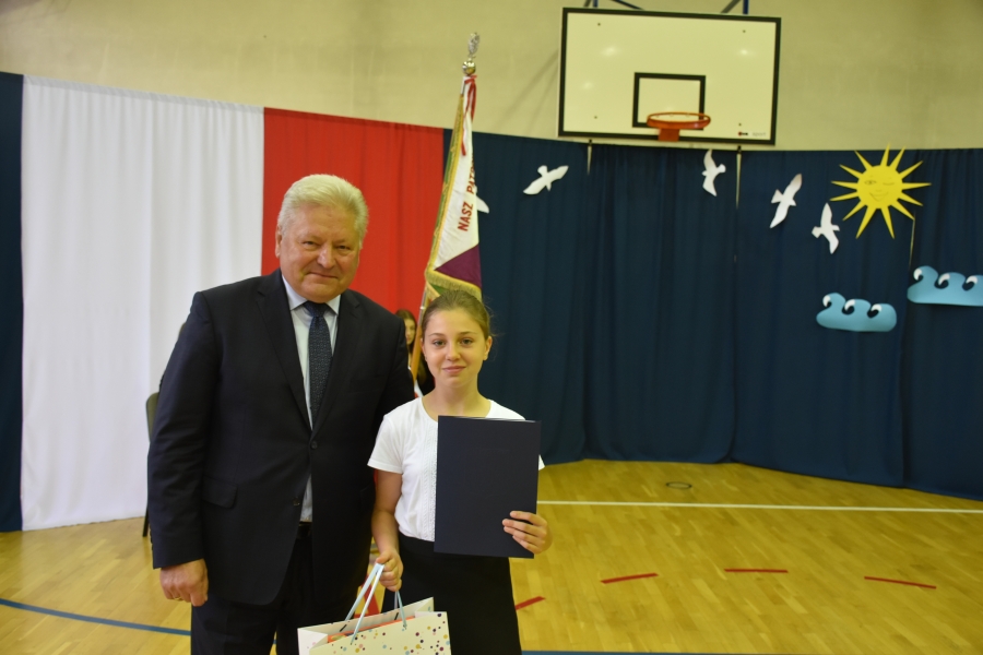 Uczennica z Samorządowego Zespołu Szkół w Bobrku im. Kard. Adama Stefana Sapiehy, która otrzymała Nagrodę Burmistrza Chełmka.