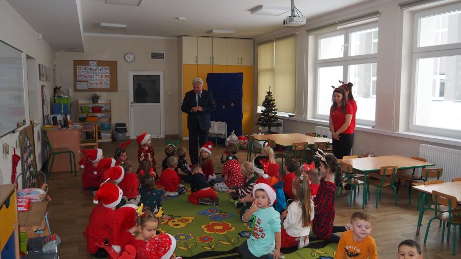 Burmistrz Chełmka na Mikołajkach w przedszkolu Samorządowego Zespołu Szkół im. Marii Konopnickiej w Gorzowie.
