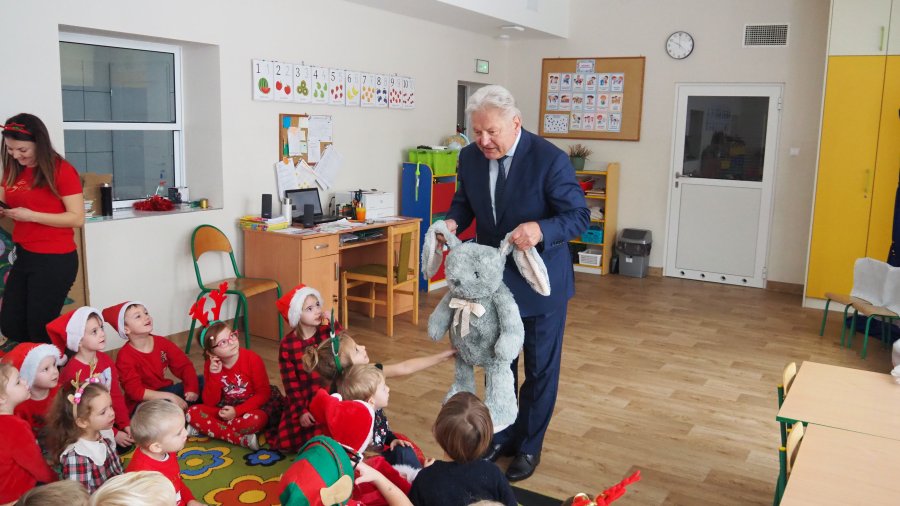 Burmistrz Chełmka na Mikołajkach w przedszkolu Samorządowego Zespołu Szkół im. Marii Konopnickiej w Gorzowie.