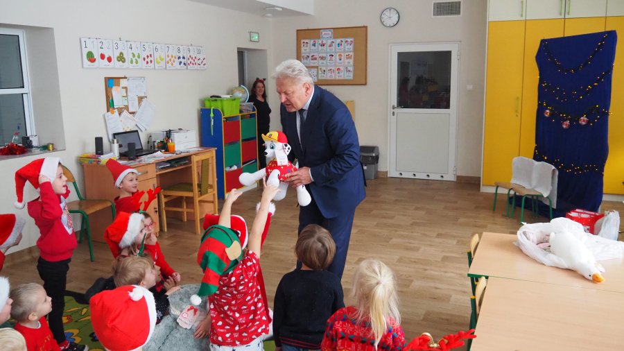Burmistrz Chełmka na Mikołajkach w przedszkolu Samorządowego Zespołu Szkół im. Marii Konopnickiej w Gorzowie.