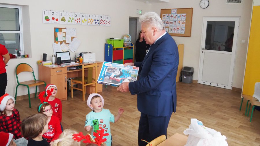 Burmistrz Chełmka na Mikołajkach w przedszkolu Samorządowego Zespołu Szkół im. Marii Konopnickiej w Gorzowie.