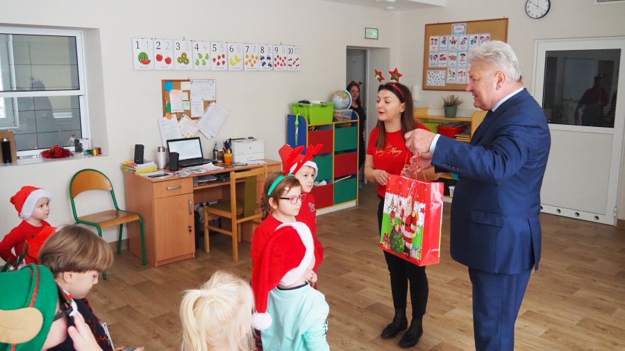 Burmistrz Chełmka na Mikołajkach w przedszkolu Samorządowego Zespołu Szkół im. Marii Konopnickiej w Gorzowie.