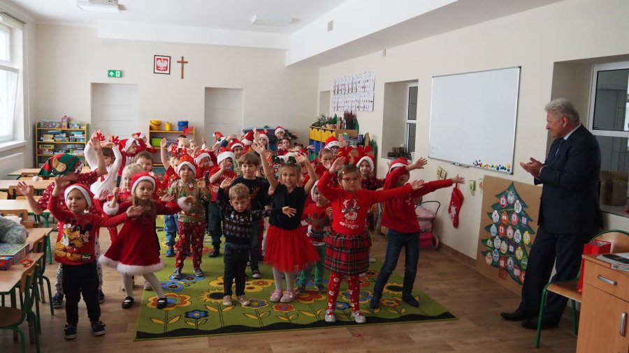 Burmistrz Chełmka na Mikołajkach w przedszkolu Samorządowego Zespołu Szkół im. Marii Konopnickiej w Gorzowie.
