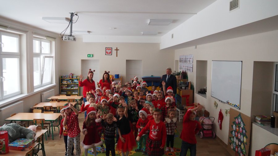 Burmistrz Chełmka na Mikołajkach w przedszkolu Samorządowego Zespołu Szkół im. Marii Konopnickiej w Gorzowie.