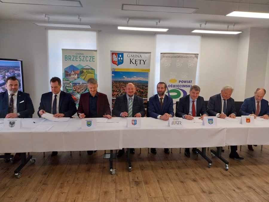 Podpisywanie porozumienia przez członków założycieli, na mocy którego utworzono Klaster Energii Kotliny Oświęcimskiej.