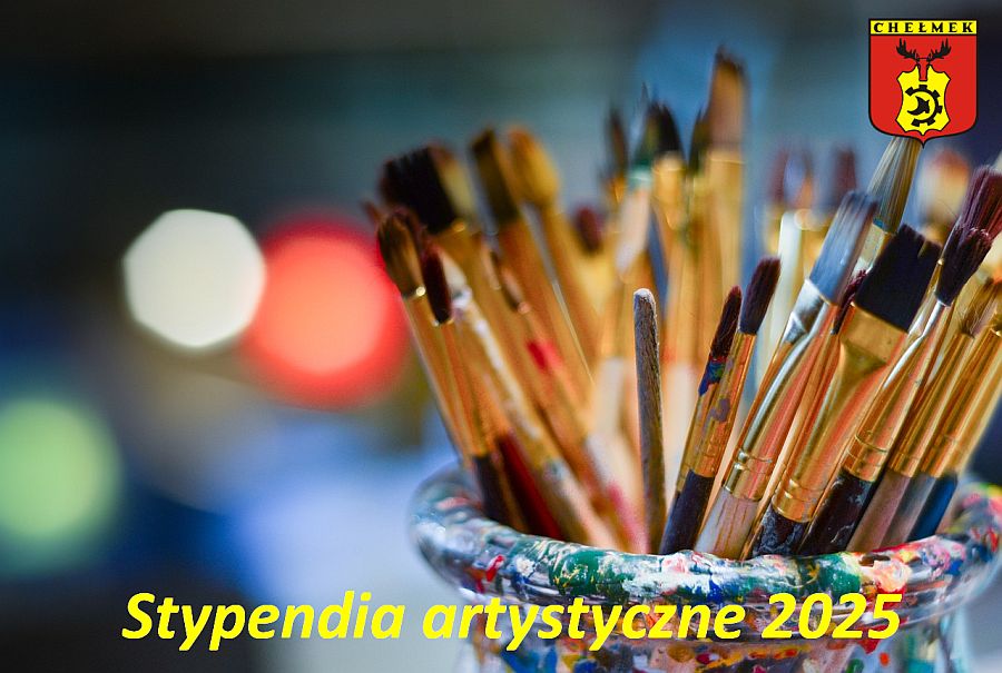 Zdjęcie przedstawiające w tle pędzle w słoiku, w prawym górnym rogu herb Chełmka, a na dole napis: "Stypendia artystyczne 2025"
