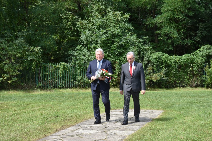 Obchody Dnia Solidarności i Wolności w Chełmku. Złożenie kwiatów pod Pomnikiem Grunwaldzkim.