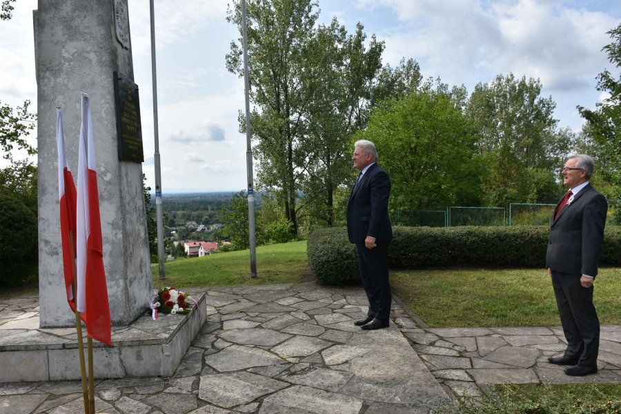 Obchody Dnia Solidarności i Wolności w Chełmku. Złożenie kwiatów pod Pomnikiem Grunwaldzkim.