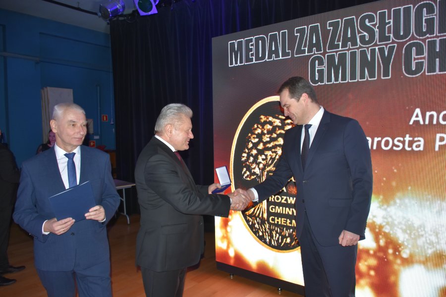 Burmistrz Chełmka Pan Andrzej Saternus wraz z Przewodniczącym Rady Miejskiej w Chełmku Panem Markiem Palką podczas wręczenia medalu „Za zasługi dla rozwoju Gminy Chełmek” Staroście Oświęcimskiemu Panu Andrzejowi Skrzypińskiemu.