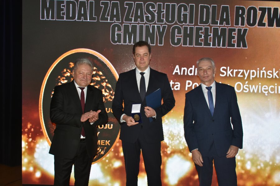 Burmistrz Chełmka Pan Andrzej Saternus wraz z Przewodniczącym Rady Miejskiej w Chełmku Panem Markiem Palką podczas wręczenia medalu „Za zasługi dla rozwoju Gminy Chełmek” Staroście Oświęcimskiemu Panu Andrzejowi Skrzypińskiemu.