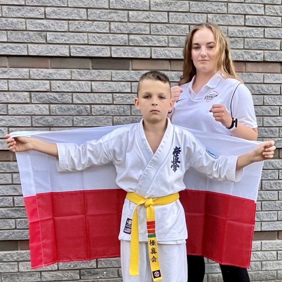Piotr Knapczyk z flagą Polski.