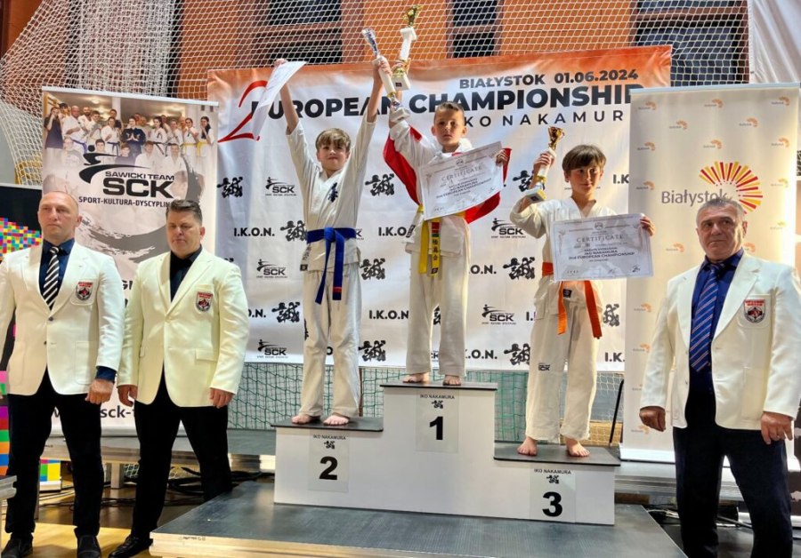 Piotr Knapczyk na podium.