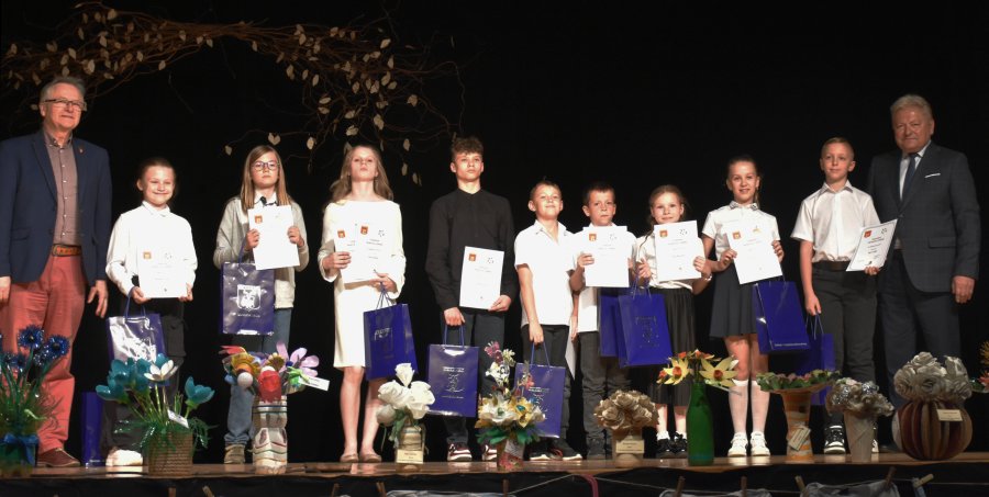 Stypendyści z Samorządowego Zespołu Szkół nr 1 im. A. Mickiewicza w Chełmku.
