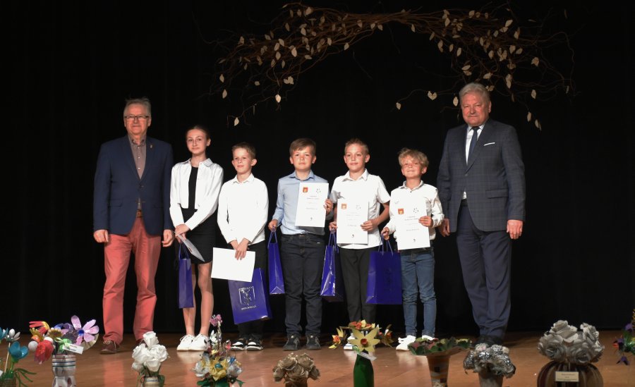 Stypendyści Samorządowego Zespołu Szkolno-Przedszkolnego nr 2 w Chełmku.