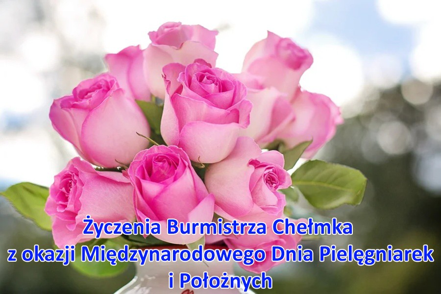Zdjęcie przedstawiające bukiet różowych róż w wazonie z napisem: Życzenia Burmistrza Chełmka z okazji Międzynarodowego Dnia Pielęgniarek i Położnych