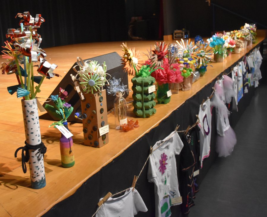 Prace zaprezentowane na Gminnym Konkursie  Ekologicznym pn.: „Ekologia to nie moda, ale styl życia – segreguj odpady!”.