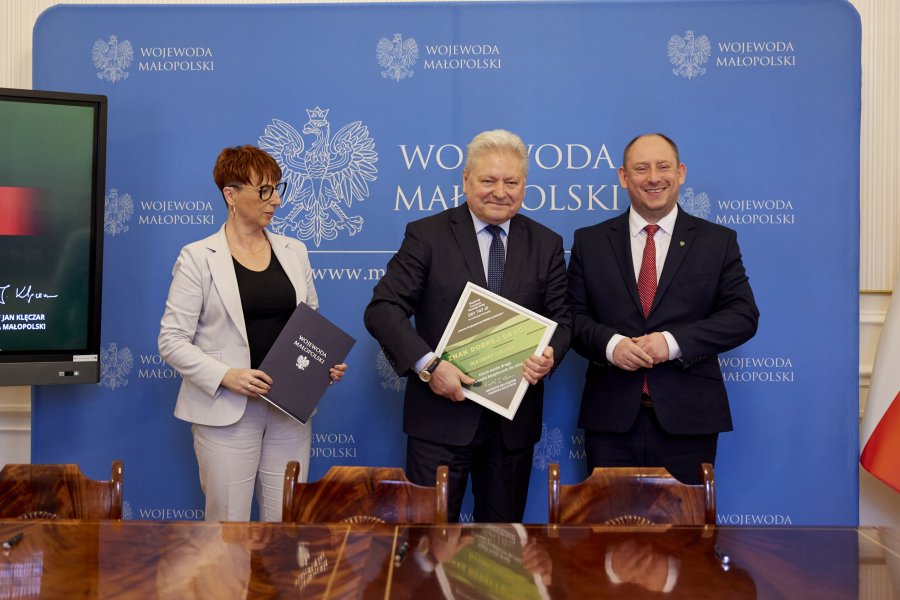 Burmistrz Chełmka Andrzej Saternus, Skarbnik Miejski Zofia Kaleta i Wojewoda Małopolski Krzysztof Jan Klęczar.