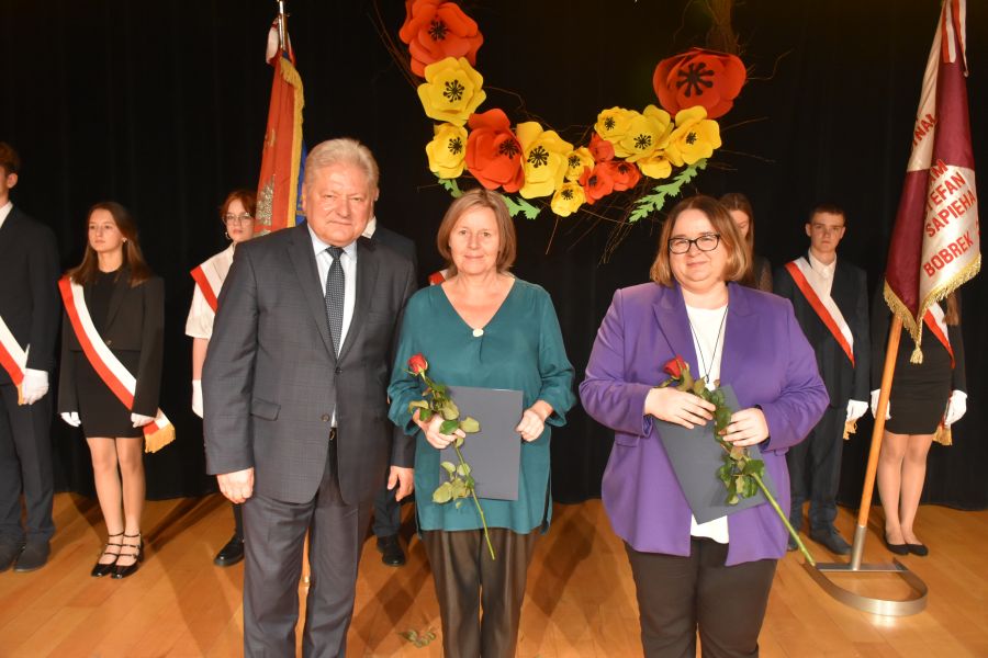 Listy Gratulacyjne wręczone nauczycielom, którzy otrzymali odznaczenia państwowe.