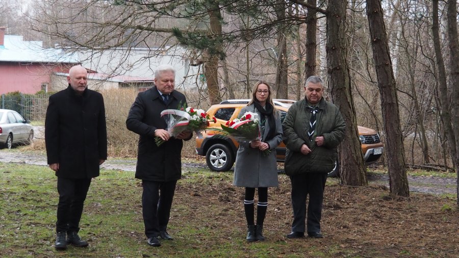 Złożenie kwiatów pod pomnikiem „Ofiar Faszyzmu” na Paprotniku w Chełmku.