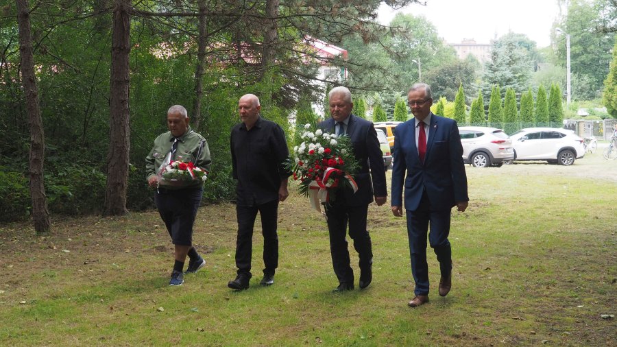 Burmistrz Chełmka Andrzej Saternus, Wiceprzewodniczący Rady Miejskiej w Chełmku Pan Henryk Kowalski, druh Marek Firek, Dyrektor MOKSiR w Chełmku Pan Waldemar Rudyk składający kwiaty pod pomnikiem "Ofiar Faszyzmu".