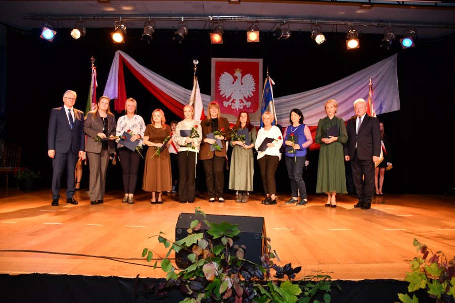 Nauczyciele, którzy otrzymali Nagrody Burmistrza Chełmka.