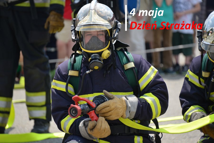 Zdjęcie przedstawiające strażaka z napisem w prawym górnym narożniku: 4 maja Dzień Strażaka.