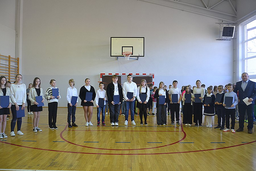 Stypendyści z Samorządowego Zespołu Szkół im. Kard. A.S. Sapiehy w Bobrku.