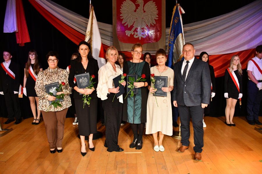 Nagrody Dyrektora Szkoły dla nauczycieli z Samorządowego Zespołu Szkół w Bobrku.