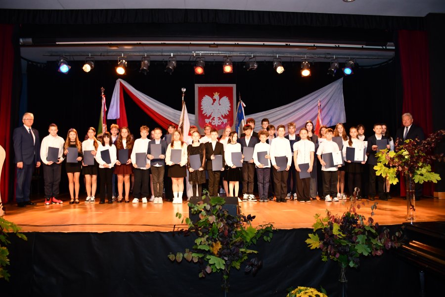 Uczniowie z Samorządowego Zespołu Szkół nr 1 w Chełmku, którzy otrzymali stypendium za wyniki w nauce.