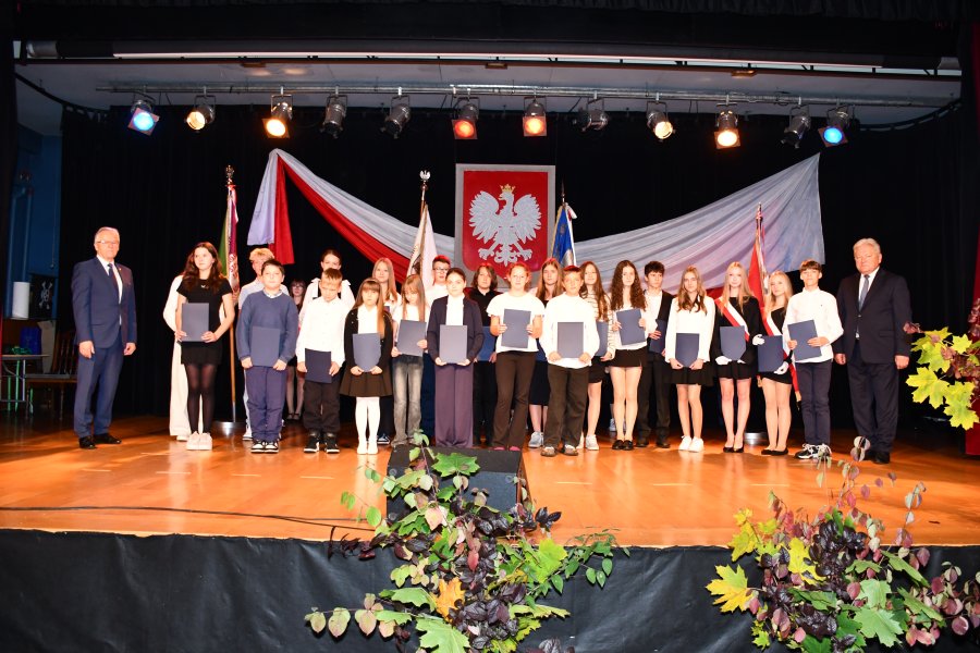 Uczniowie z Samorządowego Zespołu Szkół w Gorzowie, którzy otrzymali stypendium za wyniki w nauce.
