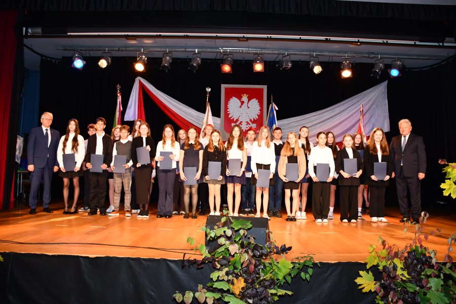 Uczniowie Samorządowego Zespołu Szkolno-Przedszkolnego nr 2 w Chełmku, którzy otrzymali stypendium za wyniki w nauce.