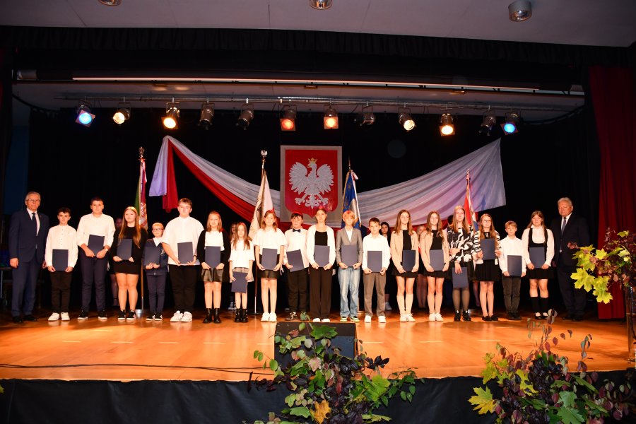 Uczniowie z Samorządowego Zespołu Szkół w Bobrku, którzy otrzymali stypendium za wyniki w nauce.