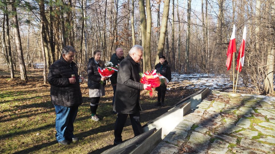 Złożenie kwiatów pod pomnikiem „Ofiar Faszyzmu” na Paprotniku w Chełmku.