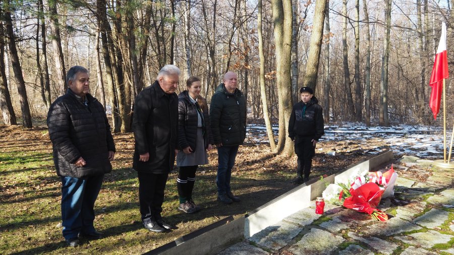 Złożenie kwiatów pod pomnikiem „Ofiar Faszyzmu” na Paprotniku w Chełmku.