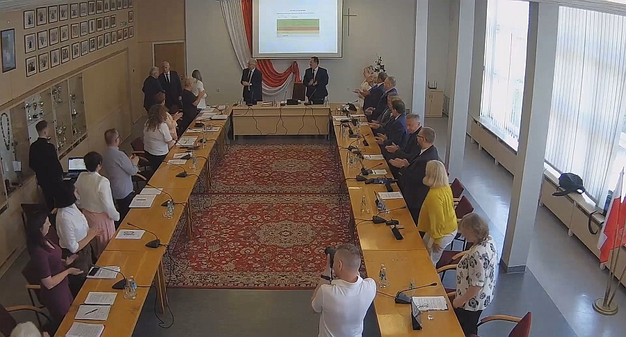 Radni Rady Miejskiej w Chełmku gratulują Burmistrzowi Chełmka Andrzejowi Saternusowi udzielonego jednogłośnie absolutorium.