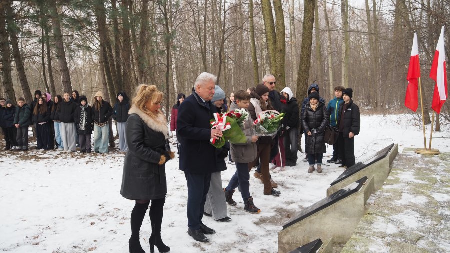 Złożenie kwiatów pod pomnikiem „Ofiar Faszyzmu” na Paprotniku w Chełmku.