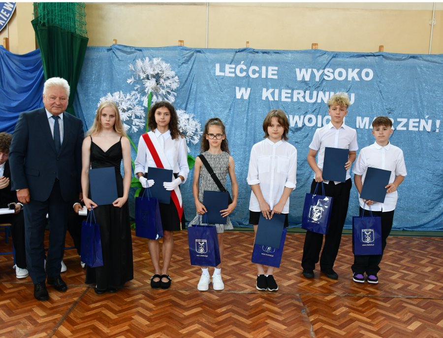 Uczniowie SZS nr 1 w Chełmku otrzymujący nagrody Burmistrza