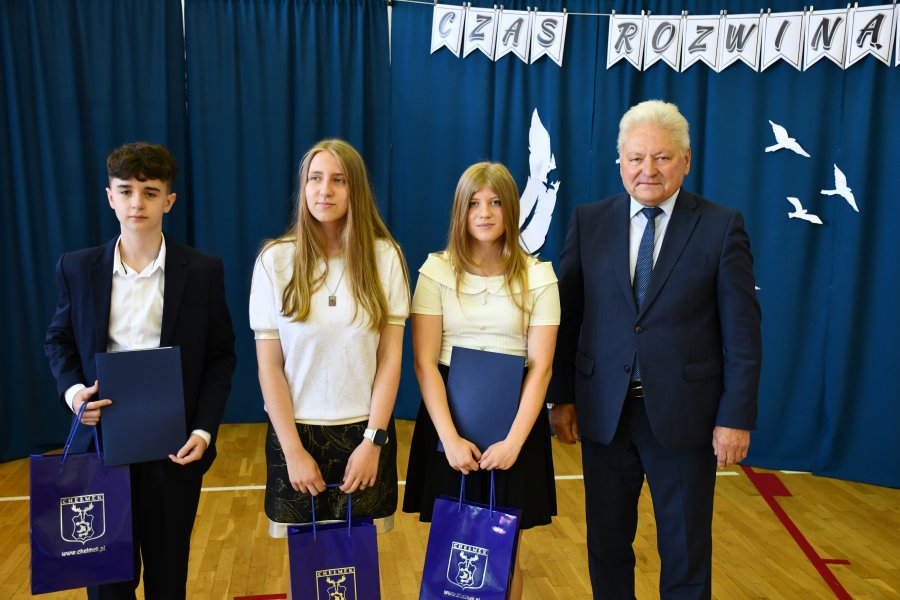 Uczniowie SZS w Bobrku otrzymujący nagrody Burmistrza